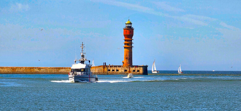 Phare de Dunkerque (France) / Feu de Saint-Pol et chalutier rentrant au port