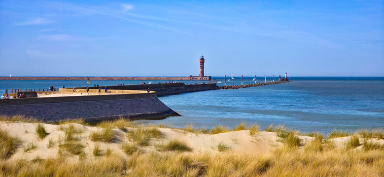 Phare de Dunkerque (France) / Feu de Saint-Pol vue de la digue