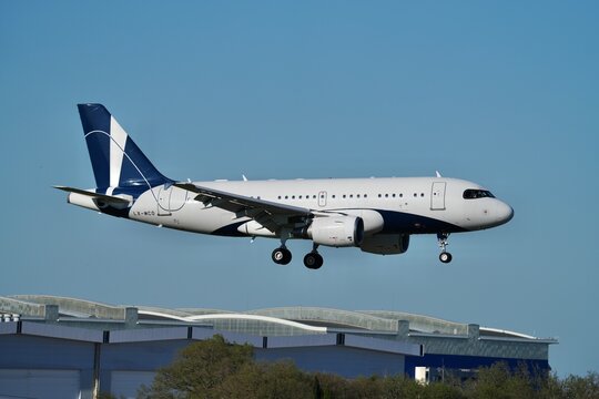 Global Jet Luxembourg A319 vip courte finale vue cot&eacute;