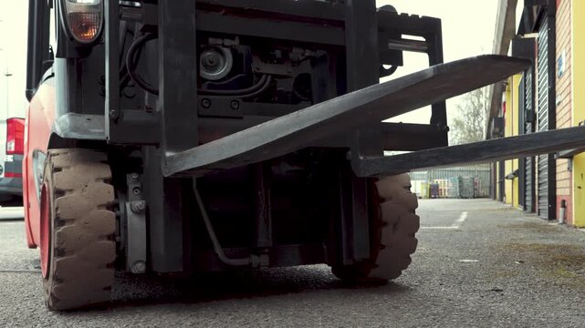 Fork lift truck forklift truck heavy lifting and lowering forks