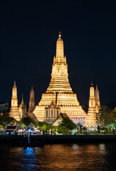 Naklejka premium Wat Arun am Chao Phraya Fluss in Bangkok bei Nacht
