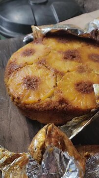 Pastel de pi&ntilde;a hecho en horno de arcilla casero
