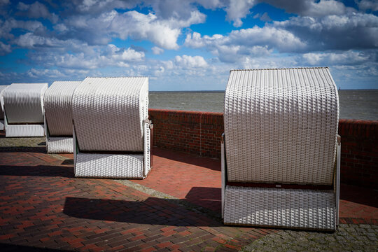 Wilhelmshaven ,Germany. April 5, 2026. South Beach in Wilhelmshaven with calm shoreline, promenade and coastal atmosphere, showing a relaxed waterfront setting in a popular North Sea destination. 