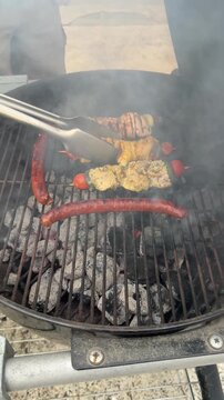 Vid&eacute;o d'une cuisson de viande de brochette et de merguez au barbecue 