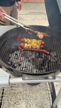 Vid&eacute;o d'une cuisson de viande de brochette et de merguez au barbecue 