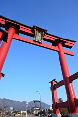 青空の下に立つ弥彦大鳥居（新潟県弥彦村） © UI_forever