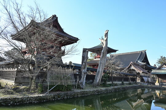 本成寺の鐘楼堂と外堀の風景（新潟県三条市）