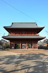 Obraz premium 赤い外観が特徴の本成寺の山門（新潟県三条市）