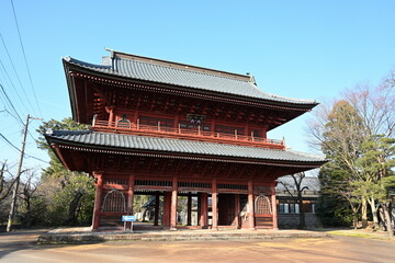 Fototapeta premium 赤い外観が特徴の本成寺の山門（新潟県三条市）