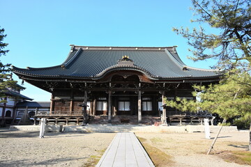 Fototapeta premium 木造建築の本成寺本堂と境内風景（新潟県三条市）