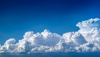 Fototapeta premium 夏の青空に広がる白い入道雲のパノラマ背景素材