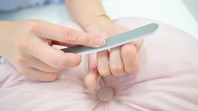 自宅でセルフネイルケアをする女性　爪やすりで綺麗に磨く女性の美容のライフスタイルイメージの動画顔無し