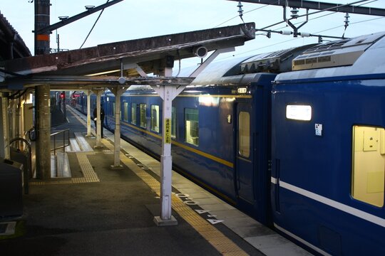 駅ホームに停車する青い寝台特急列車