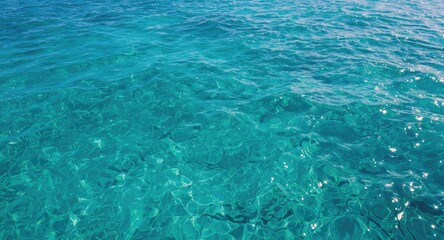 Obraz premium Tropical coastline showing turquoise water and delicate ripples under radiant summer light
