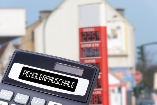 Eine Tankstelle mit teurem Kraftstoff, Taschenrechner und die Pendlerpauschale als Ma&szlig;nahme gegen steigende Benzinpreise in Deutschland