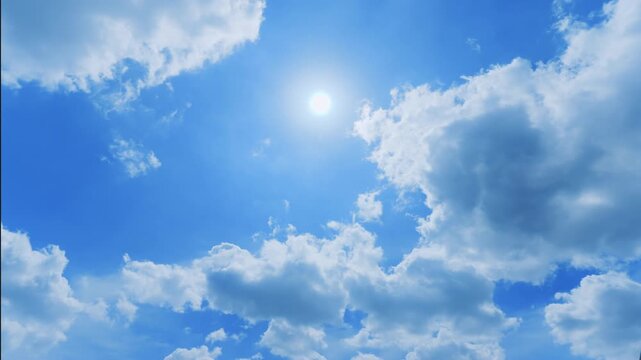 眩しい太陽と湧き上がる白雲のタイムラプス 爽やかな夏の青空背景