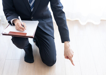 Obraz premium 退去したアパートのチェックをする不動産会社男性