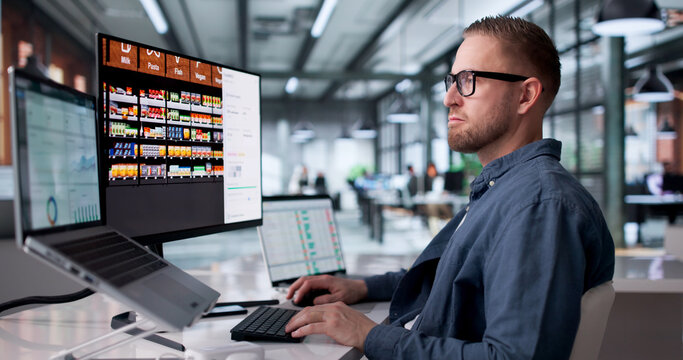 Store Manager Analyzes Supermarket Shelf Arrangement Using Planogram Software