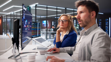 Naklejka premium Cybersecurity Dashboard Review By Data Analyst Focused On Threat Detection