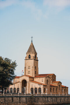 Iglesia, San Pedro, Gij&oacute;n, Asturias, arquitectura, religiosa, neorrom&aacute;nica, piedra, sillar, torre, campanario, aguja, cruz, tejado, azotea, teja, roja, arcos, medio punto, fachada, exterior, hist&oacute;rico