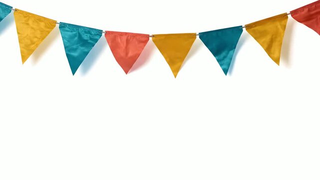 Banderines de colores ondeando sobre fondo blanco para celebraci&oacute;n de Cinco de Mayo. Guirnalda festiva mexicana ideal para promociones de eventos, fiestas y dise&ntilde;o publicitario.