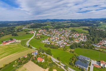 Fototapeta premium Luftbild des Ortes Ruderting im Dreiburgenland im südöstlichen Bayerischen Wald im Spätsommer