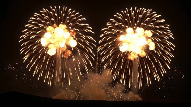 Fuegos artificiales dorados explotando en el cielo nocturno, celebraci&oacute;n festiva de Cinco de Mayo, espect&aacute;culo pirot&eacute;cnico &eacute;pico para fiestas patrias y eventos culturales