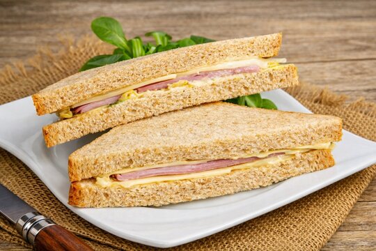 sandwich triangle au jambon et fromage