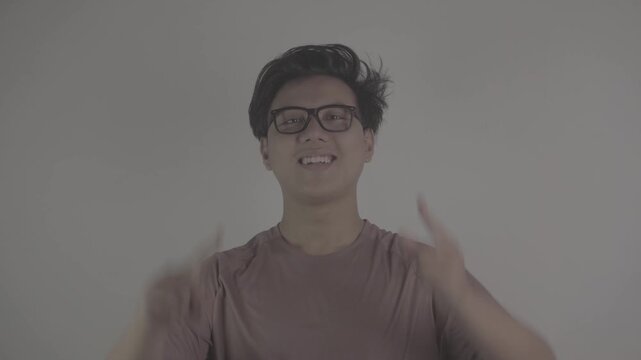 Southeast Asian person wearing a brown jersey, pointing upwards with both hands continuously S-Log3, S-Gamut3.Cine