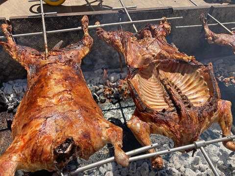 asando oveja a la parrilla con fuego de le&ntilde;a en una fiesta popular pa&iacute;s vasco legazpi IMG_1376-as26