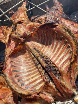 asando oveja a la parrilla con fuego de le&ntilde;a en una fiesta popular pa&iacute;s vasco legazpi IMG_1379-as26