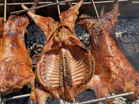 asando oveja a la parrilla con fuego de le&ntilde;a en una fiesta popular pa&iacute;s vasco legazpi IMG_1380-as26