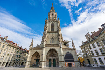 Obraz premium Berner Muenster gothic cathedral exterior facade with tall tower against blue sky. Bern, Switzerland.