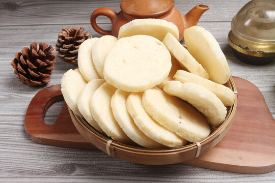 kerupuk udang on wooden table