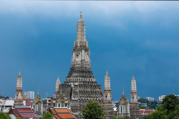 Naklejka premium Wat Arun, also known as the Temple of Dawn, stands on the Chao Phraya River in Bangkok, Thailand