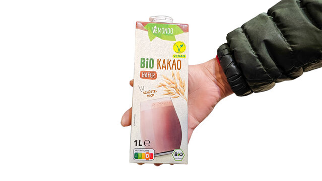 Hand holding vemondo bio kakao hafer chocolate oat milk carton