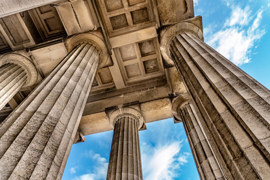 Antike Architektur mit monumentalen Steins&auml;ulen vor blauem Himmel