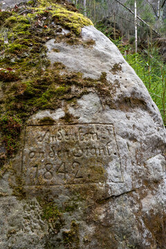 Alte Inschrift ain einem Sandsteinfelsen am Wanderweg Weberschl&uuml;chte in der S&auml;chsischen Schweiz