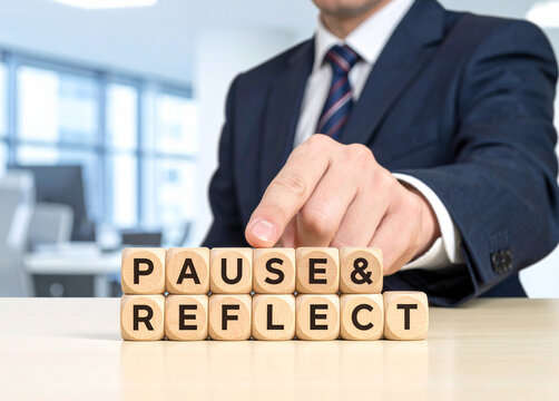 pause and reflect - Geschäftsmann zeigt auf den Text "pause and reflect"