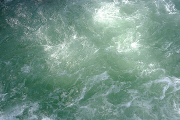 Obraz premium Deep green ocean waves swirl with white foam