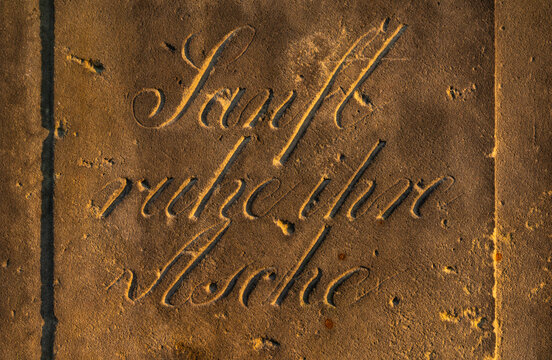 Sanft ruhe ihre Asche