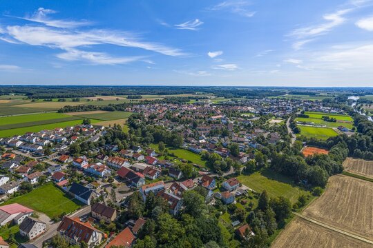 Luftbild des Ulmer Stadtteils G&ouml;gglingen-Donaustetten an der Donau im Sommer