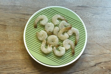 Fototapeta premium raw frozen shrimp food ingredient arranging on plate
