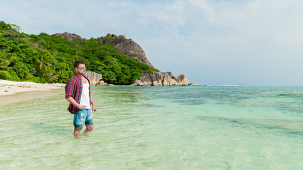 Obraz premium Explore the serene beauty of Anse Source d'Argent in Seychelles on a sunny day