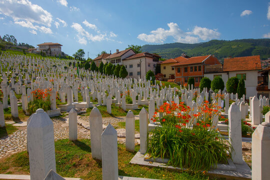 Kovači Martyrs' Cemetery (Sarajevo): Within walking distance of Ba&scaron;čar&scaron;ija. It contains the tomb of Alija Izetbegović, the first President of Bosnia, and the graves of soldiers and civilians who died 
