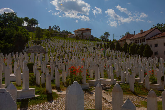 Kovači Martyrs' Cemetery (Sarajevo): Within walking distance of Ba&scaron;čar&scaron;ija. It contains the tomb of Alija Izetbegović, the first President of Bosnia, and the graves of soldiers and civilians who died 