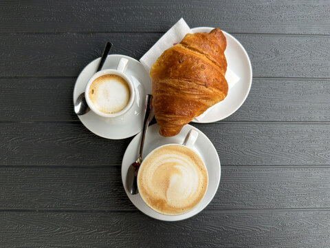 brioche con cappuccino e caff&egrave; macchiato