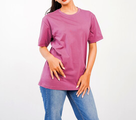 Obraz premium A woman with long black hair wearing a plain purple t-shirt and blue jeans, with her hands in front of her body, and a white background.