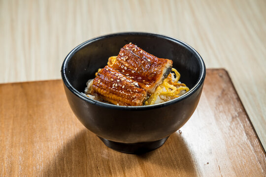 Glazed eel rice bowl with sesame
