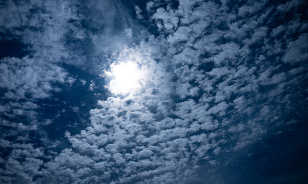 Von der Sonne beschienene Wattewolken